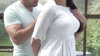 Egy bátor férfi ló családi szex jobban meg akarja ismerni szomszédait