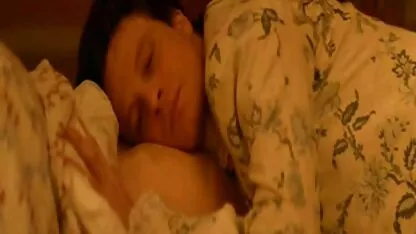 Titkár egy családi xxx nagy segg ül a vagina gép egy üres irodában