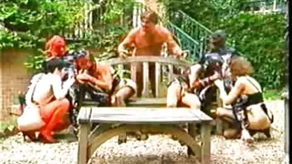 Egy baráti társaság családi szex videók ingyen piknikezik és szexelnek benne.