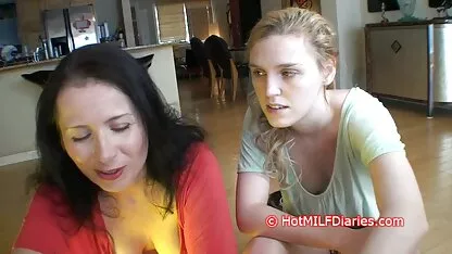 Szőrös szobatársam egy sör hasa, Gonzo, orosz családi szexfilmek barátnője a seggét