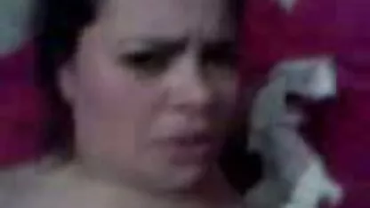 Egy férfi pólót visel, ketten pedig nyitott kék függönyön keresztül bámultak családi xxx egy szőkére