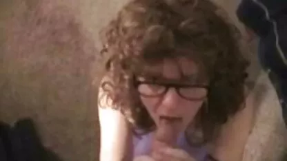 Chubby, fekete haj, családi sex videók kalap az utcán a férje kamera előtt