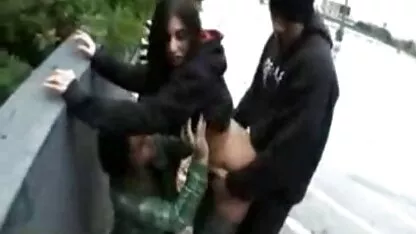 Lovelace megfélemlítés egy lány anális, amikor egy barátom hármasban a családi xxx kezével