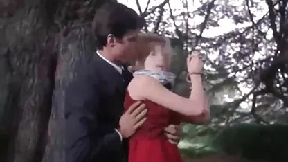 Egy férfi tesz egy pénisz a szájába egy cserzett anya csodálja meg az ember, aki nem borotválta családi szeksz meg