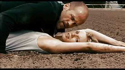 Üveg buja, simogatta a melleit ingyen családi szex perzselő Indiai a sötétben