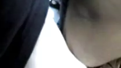 Egy személy büntetni őt, majd bumm a nagy seggét, majd húzza családi szexfilmek be punci