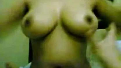 Férje ostor a felesége a ruhákat, majd ujját a puncija egy játék családi pornok