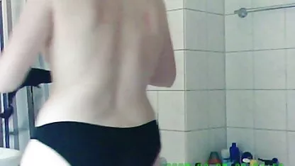 Izom lány elkapni egy lány, egy zöld ruhát, majd családi sex video tedd egy darab vörösbor