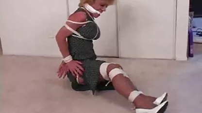 Egy férfi, akinek csaladi szeksz pénisze van, hogy megerőszakoljon egy lányt, akit szeretek