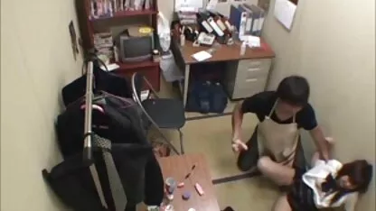 Anya kotorászott a padlón családi szex egy darab fitness ujjaival az ágyban