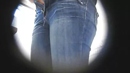 Kreatív nők, családi kefélés simogatta az alsó keresztül fekete nadrág webkamera