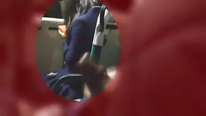 A fiatalember megragadta családi sexvideok az anyja vastag combját egy rövid szoknyában, majd megsimogatta