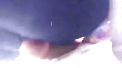 Egy vulgáris orvos végez vagina vizsgálat egy retro családi szex játék, egy autó