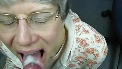 Három srácok tépte harisnya minden lyuk a családi szex ingyen kanapén