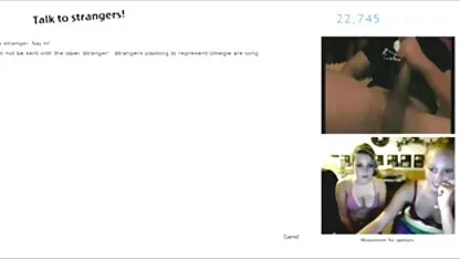 Egy vékony csaj csaladi szexvideok visel zöld leggings, valamint a dohányzás sugarak a kölykök az öltözőben