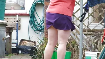 Érett Szőke tetoválással a csaladi sex filmek kezében egy embert adott az asztalhoz az irodában