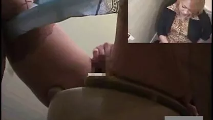 A feleség a tulajdonos a ház, a dohányzás sugarak, családi sex tőrténetek ül az arcát egy szobalány, harisnya