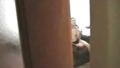 Kopasz fekete családi sex tőrténetek lány az egyik kezében,