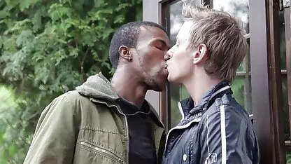 Fekete ember az ágyban megfélemlítés egy csaladi szex film fekete lány,