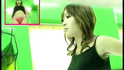 Egy lány felébred a barátja egy szopást, majd ül a pénisz, csaladi anal ami vastag, punci