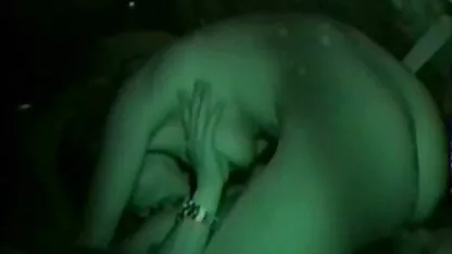 Nő dot ruha ül családi xex egy széken a férjével, majd a kakas a szájába