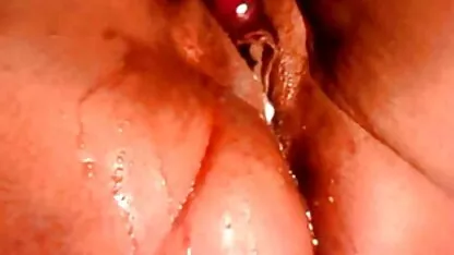 Fiatal nő fekete, családi szexfilmek simogatta a kalapját a nadrágján keresztül