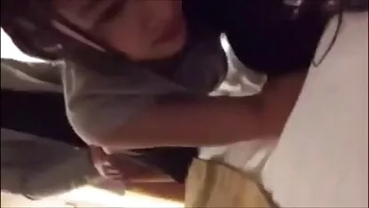 Egy fiatal lány áll egy széken, a rák, élvezi a szexet a titkos családi szex szeretőjével