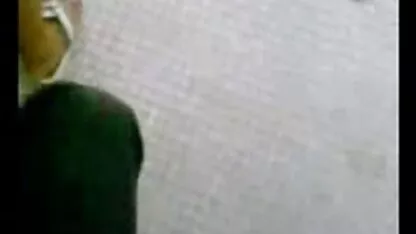 Egy gyönyörű lány, aki egy villa, majd tesz egy lila vibrátor a punci az xxx családi utcán