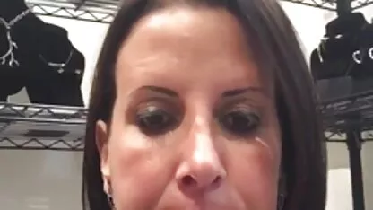 Nő családi sex ingyen az erkélyen világítás meztelen test előtt a férje