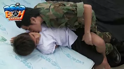 A férfi családi porno videok a fehér mezben Cooney-t nővé változtatja, a szem és a száj a kandalló mellett