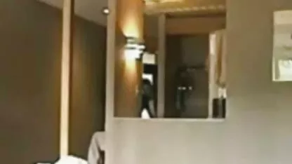 A férfiak aktívan állítsa melltartó, fekete rugalmas csaladi szexvideo seggét fehér kanapé