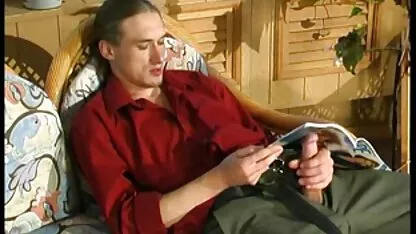 Gyönyörűen készített családi pornok krém egy férfi hajában