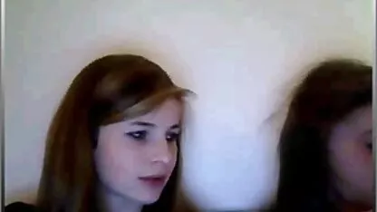 Egy férfi megcsókolja a barátnőjét a derék, a lyuk családi szey reggel