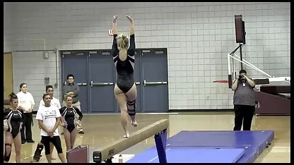 Nagy fekete kakas van egy lány, tele Punci Öklözés a rák ül a tetején családi sex videok a pénisz felülről a tanfolyam