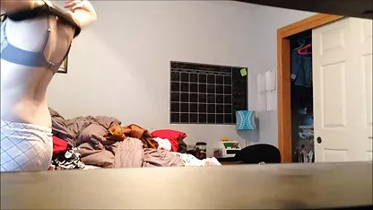 Fejét egy amatör családi sex bottal van egy asszisztens A Punci az asztalon