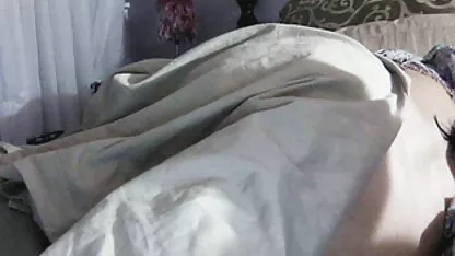 Lövés családi sex tőrténetek a lány mellkasában