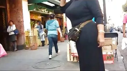 Két férfi tüske egy lány az egyik ember csaladi szexvideok a száját, majd a seggét