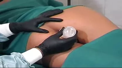 A szépség szex videók családi azt mutatja, mellei beszélgetni, miközben feküdt az ágyon